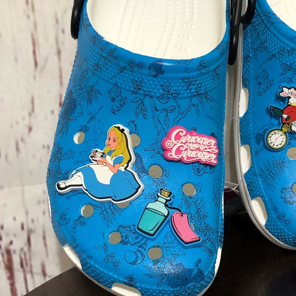 CROCS x Disney Alice in Wonderland limited edition classic Clog in size 7 - Picture 8 of 17